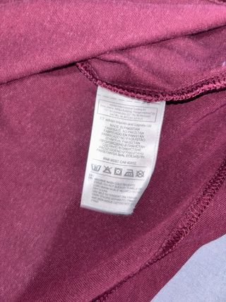 Camiseta Adidas Granate con Rayas Blancas