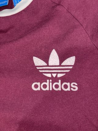 Camiseta Adidas Granate con Rayas Blancas