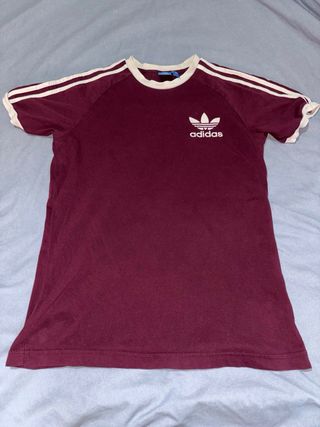 Camiseta Adidas Granate con Rayas Blancas