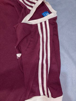 Camiseta Adidas Granate con Rayas Blancas