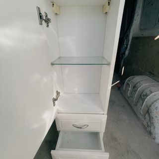 Columna mueble baño blanca.