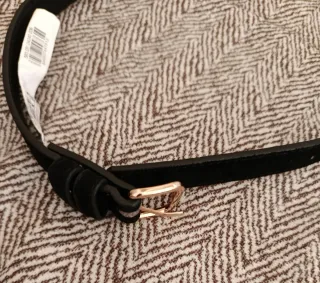 Cinturón negro con hebilla dorada