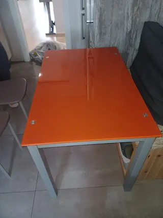 Mesa de cocina cristal naranja y sillas