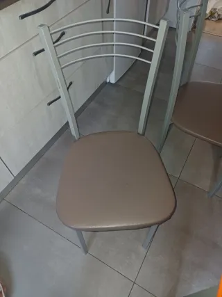 Mesa de cocina cristal naranja y sillas