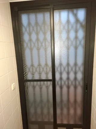 Ventana corredera con mosquitera,color negro.