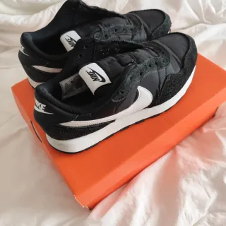 Zapatillas Nike Mujer Negras y Blancas