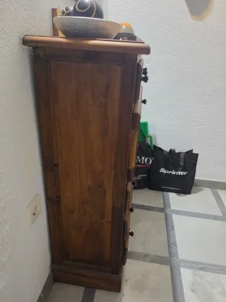 Mueble de entrada de madera con cristal