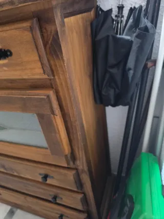 Mueble de entrada de madera con cristal