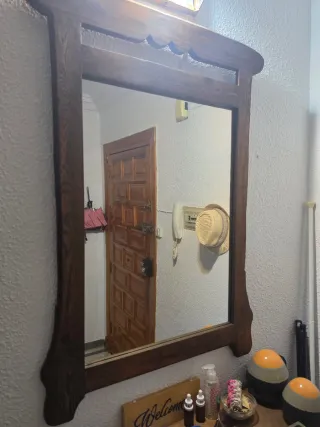 Mueble de entrada de madera con cristal