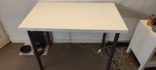 Mesa Escritorio IKEA Blanca y Gris