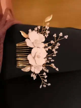 Tocado de novia con flores y perlas