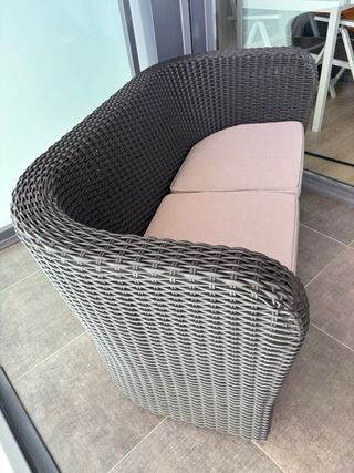 SOFA DE EXTERIOR DE RESINA TRENZADA. A ESTRENAR