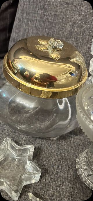 Bote de cristal con tapa dorada