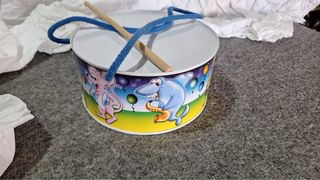 Tambor infantil con baqueta y cuerda