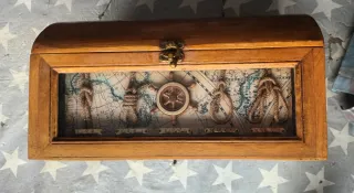 Cofre de madera y metal decorativo