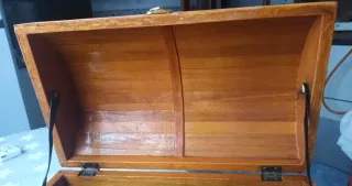 Cofre de madera y metal decorativo