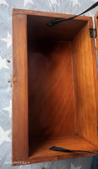 Cofre de madera y metal decorativo