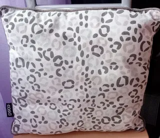 Cojín estampado animal print gris y blanco