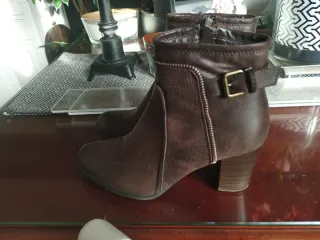 Botines de piel marrón talla 37