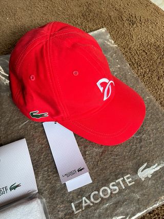 Gorra y Muñequera Lacoste