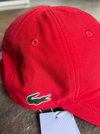 Gorra y Muñequera Lacoste