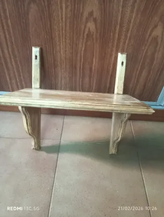 Repisa de madera para radio