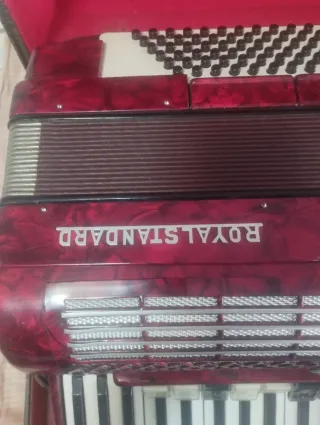 Acordeón Royal Standard Rojo
