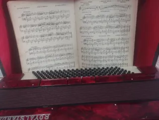 Acordeón Royal Standard Rojo