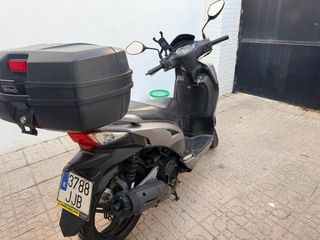 Moto Scooter Gris con Baúl y llantas nuevas