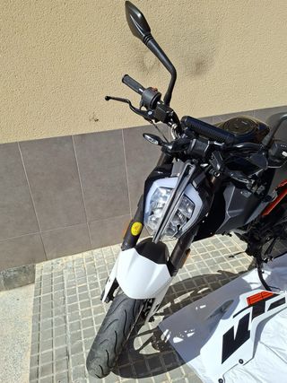 KTM Duke 125 Negra y Blanca
