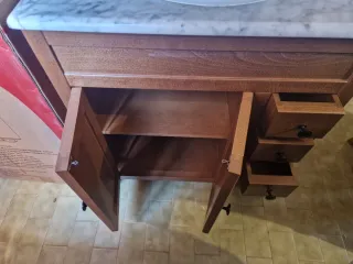 Conjunto de baño madera natural y mármol