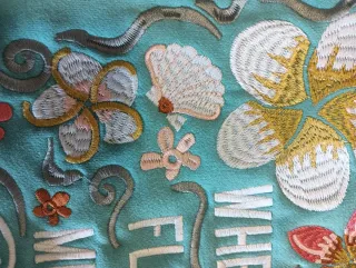 Sudadera con bordado floral y texto