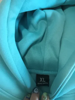 Sudadera con bordado floral y texto