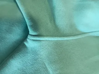 Sudadera con bordado floral y texto