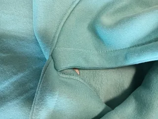 Sudadera con bordado floral y texto