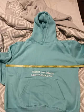 Sudadera con bordado floral y texto