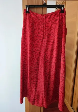 Falda midi Mango roja