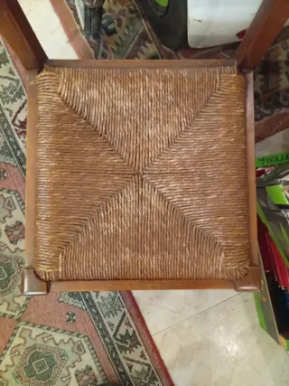 Cinco sillas madera rústica