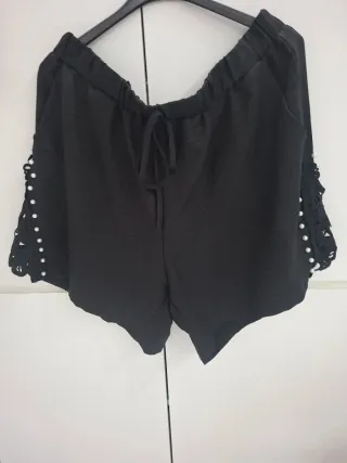 Shorts neri con perle e pizzo