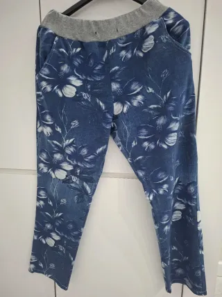 Shorts neri con perle e pizzo