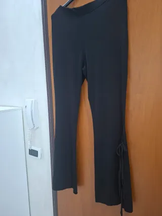 Shorts neri con perle e pizzo