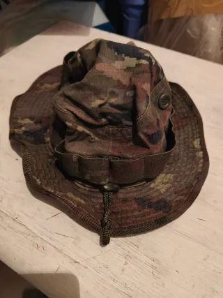 Chambergo pixelado boscoso