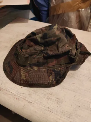 Chambergo pixelado boscoso