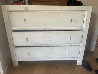 Cómoda de madera blanca