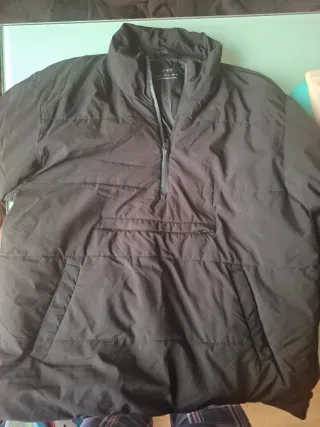 Abrigo negro con cremallera