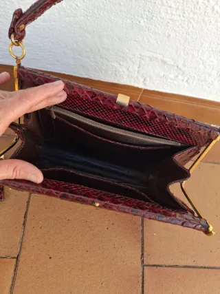 Magnífico bolso de piel de serpiente, burdeos.