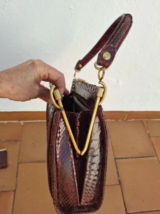 Magnífico bolso de piel de serpiente, burdeos.