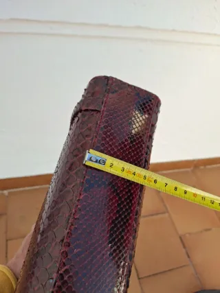 Magnífico bolso de piel de serpiente, burdeos.