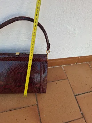 Magnífico bolso de piel de serpiente, burdeos.