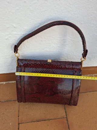 Magnífico bolso de piel de serpiente, burdeos.